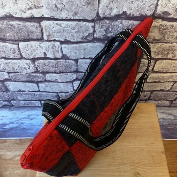 Handmade Quilted Large Red & Black Tote Bag - Picture 8 of 11